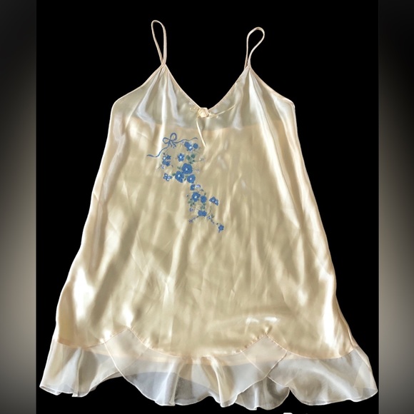 Secret Treasures Other - Robe & chemise set Secret Treasures Intimates Yellow Satiny Blue Flowers Sleep L